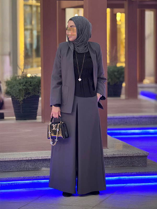 بدلة نوڤا نسائية رمادية من Bogative – الواجهة الأمامية