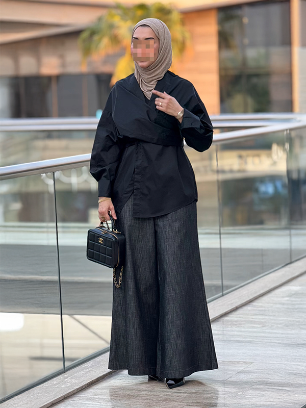 قميص تويستد نسائي من Bogative باللون الأسود من الأمام